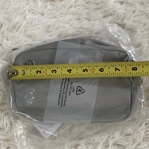 Lululemon Everywhere belt bag 1L, Silver Drop/ White -Discontinued - Picture 11 of 16